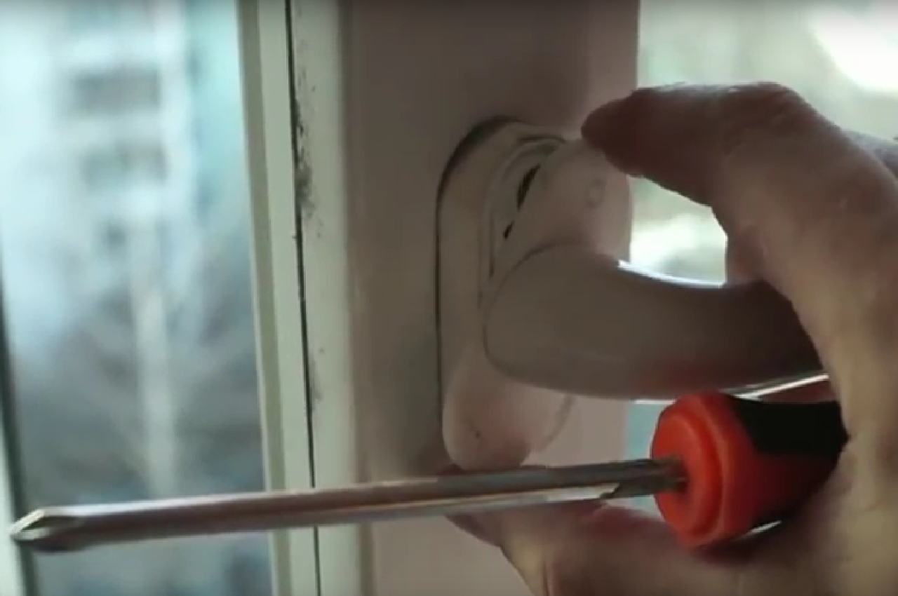 Как снять ручку с пластикового окна