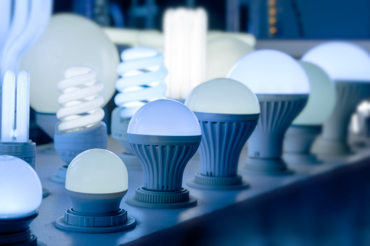 Сравнение энергосберегающей и светодиодной лампочки для дома